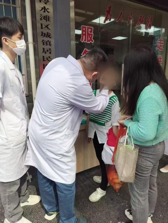 俯身细查