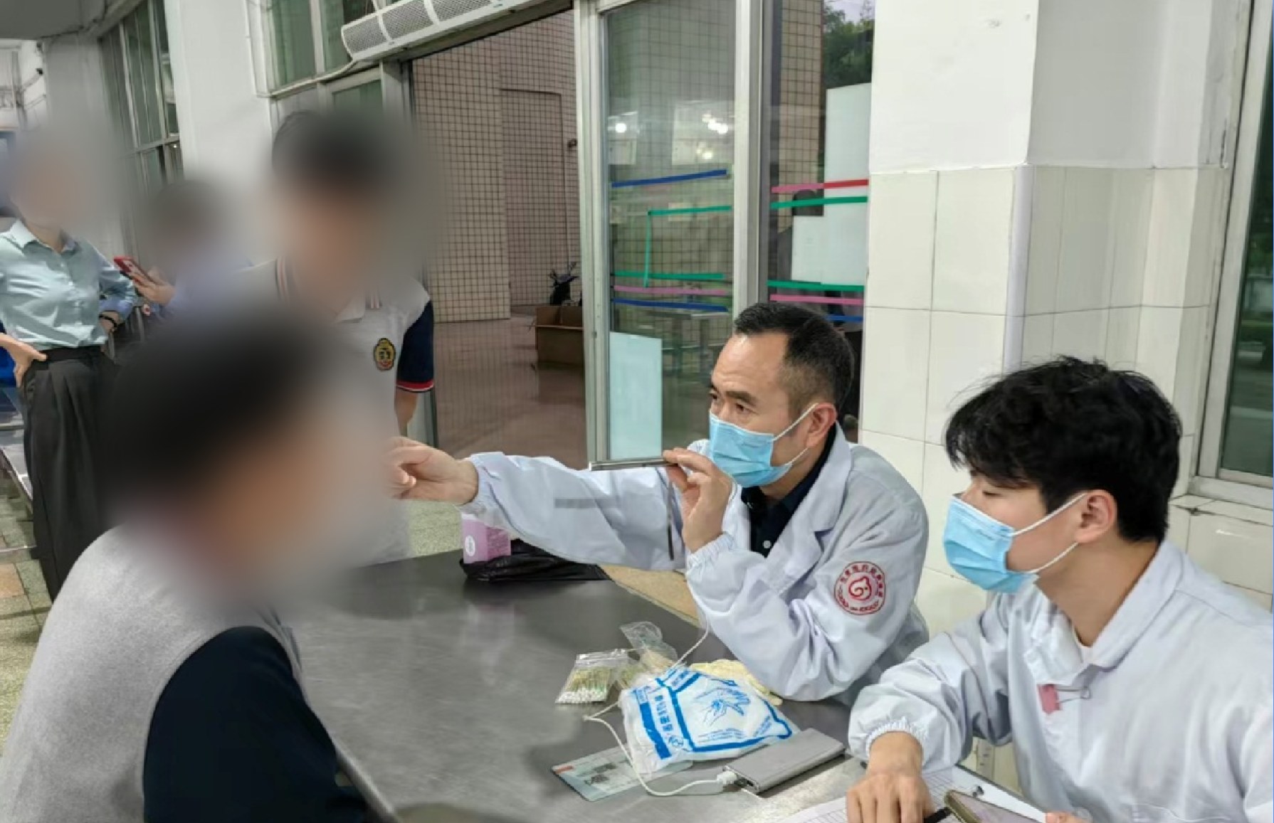 仰头细查