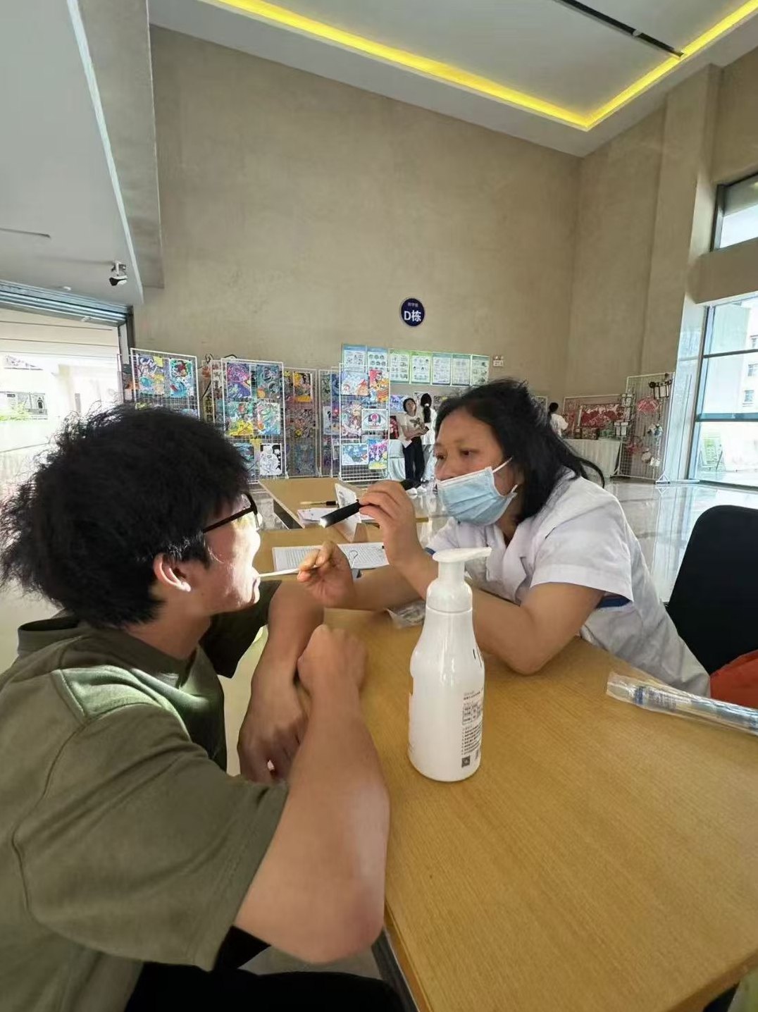 隔桌细查