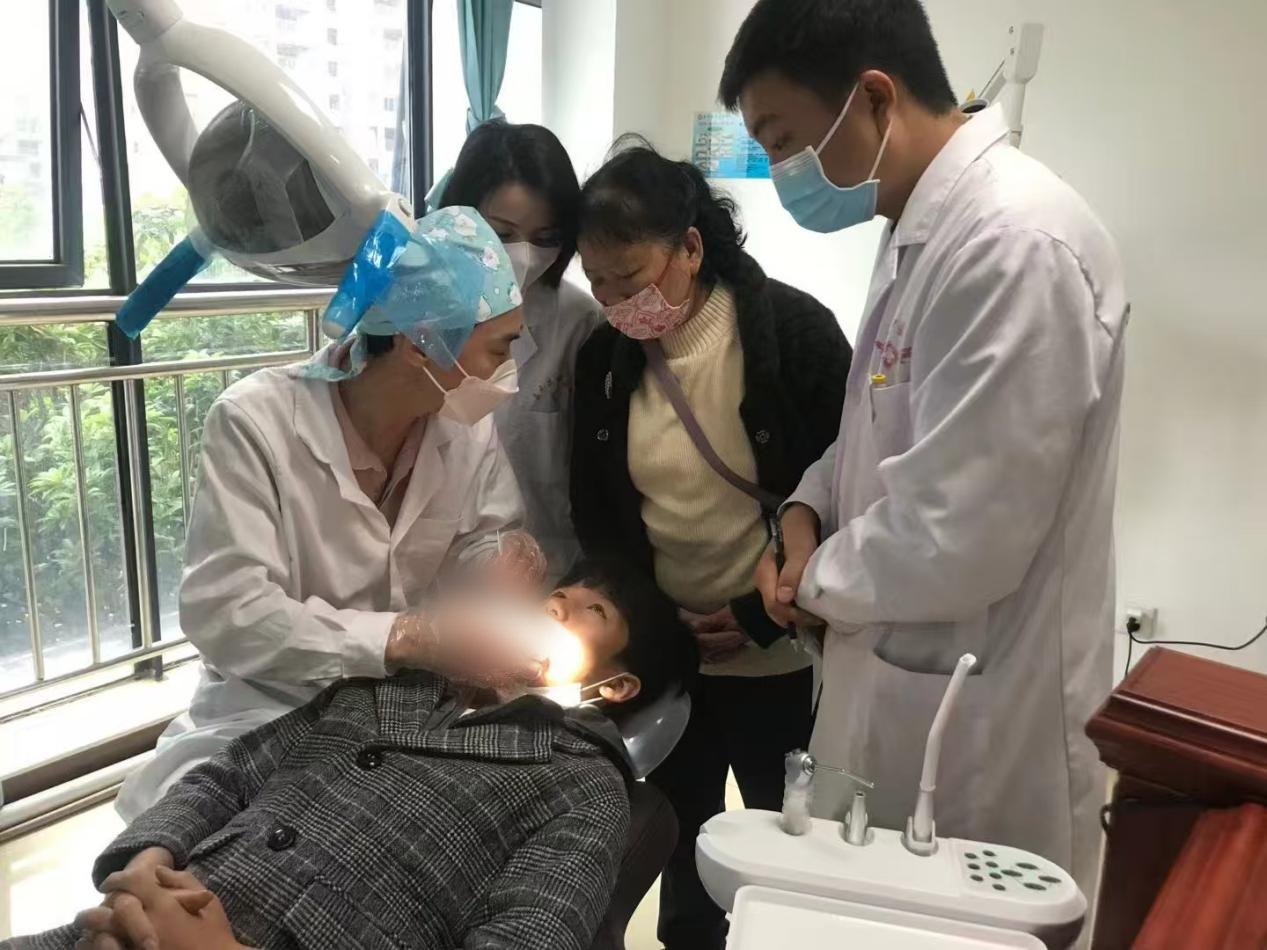 灯下细查