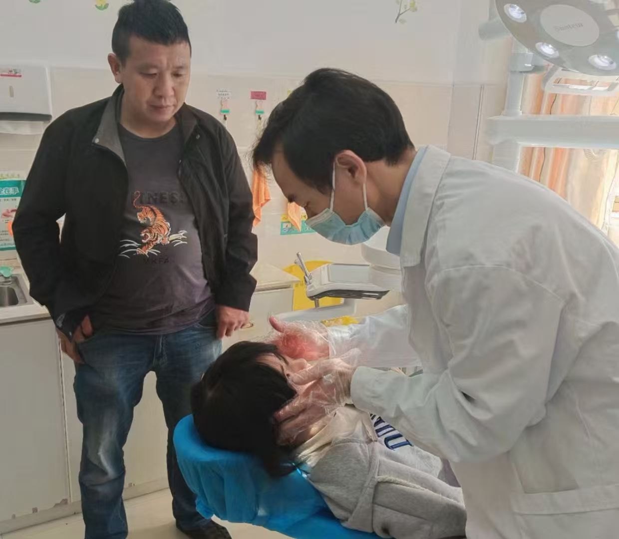 俯身细查