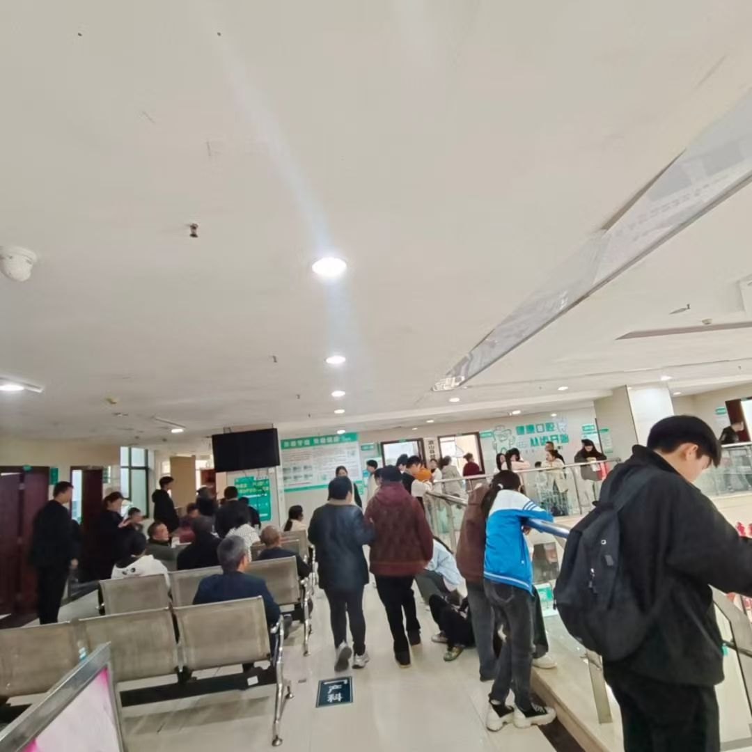 长廊人流