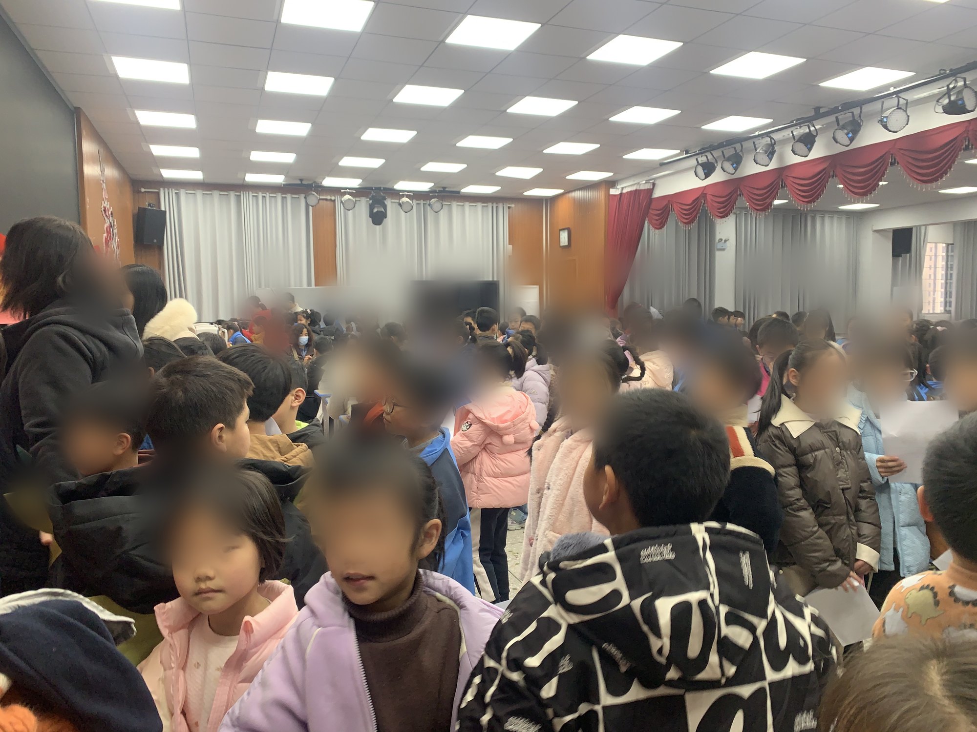 分批候场